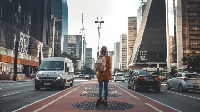 Fotografia de uma pessoa caminhando na Avenida Paulista